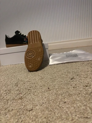 Maison Margielas, 39 - Tjena, säljer nu ett par sjukt snygga och sällsynta Maison margielas med splash! Storlek 39, funkar nog även 40. Priset ligger på 2799, går att diskutera vid snabb affär! Hör av er vid frågor eller liknande 