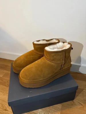 ”Uggs” - Jag säljer mina lawrence gray Uggs då jag köpte dem i fel storlek. Jag har inte använt skorna alls, endast öppnat paketet och testat dem. De är riktigt varma och mysiga med varm mjuk päls på insidan. 