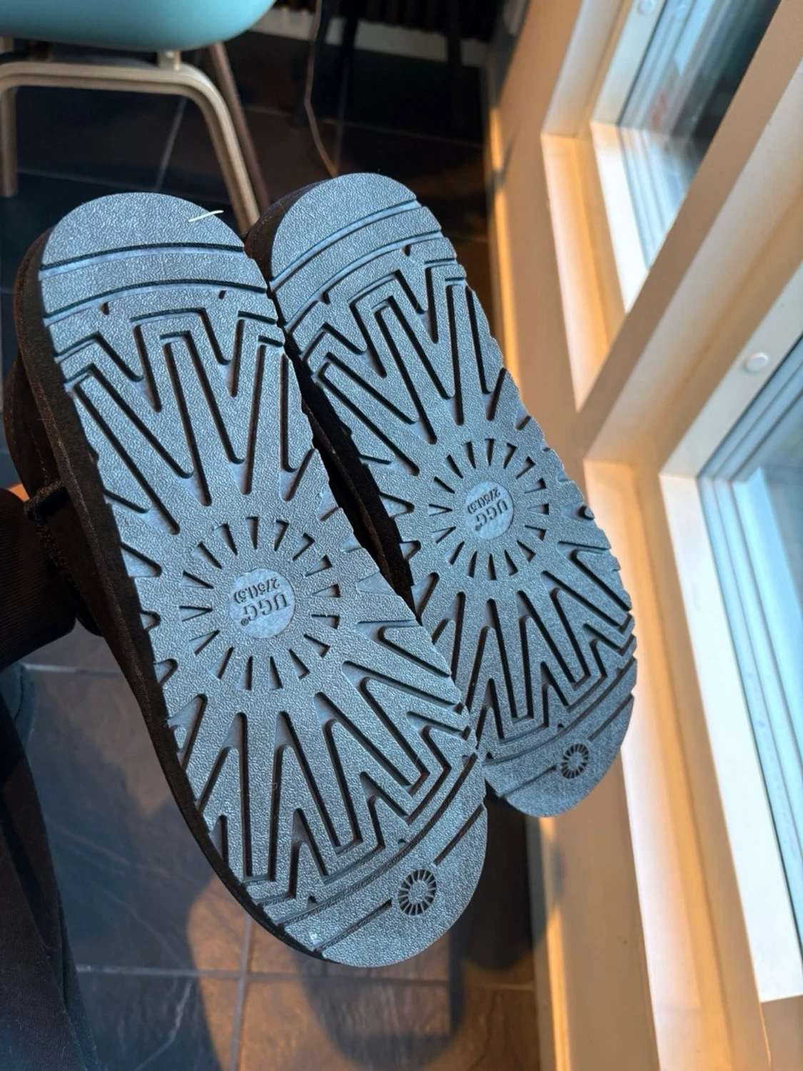 Svarta UGG boots i mocka storlek 45/44 - 2