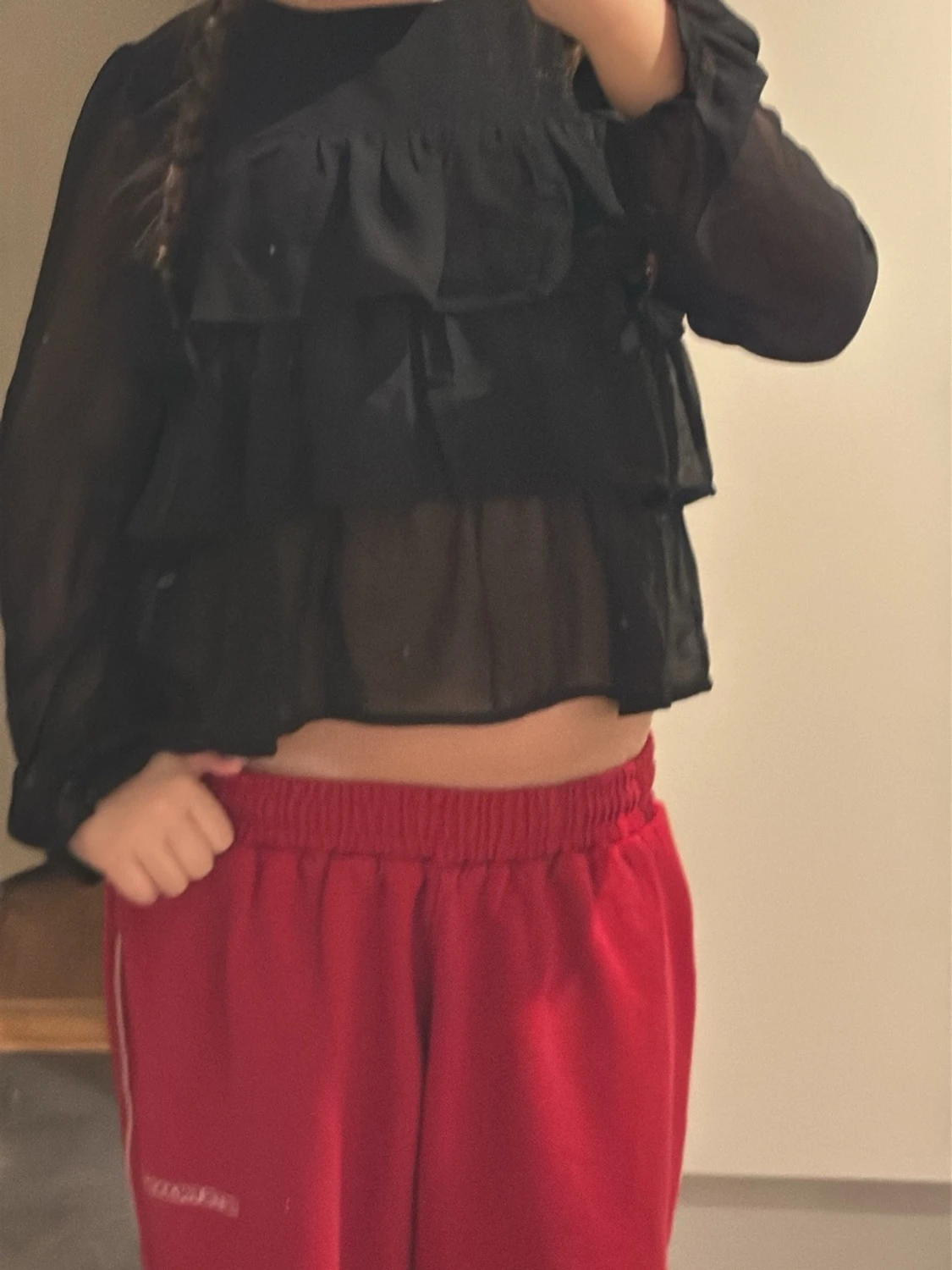 Svart blus med volager  - 1