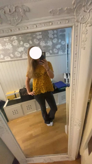 Gul spetsblus med kort ärm - Säljer en snygg gul blus med korta ärmar och vacker spets över hela toppen. Blusen har en feminin och lite lös passform med rund halsringning. Perfekt för dig som gillar färg och detaljer. Fråga gärna om fler bilder😇