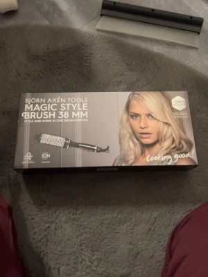 Björn Axén Borste - Säljer ju min Björn Axén borste som är använd typ 2 gånger. Ha etager bort hår som fastnat men finns chans att något hårstrå är kvar! Säljer då den inte kom till användning men är som ny med kartong bara att den är testad. 38 mm