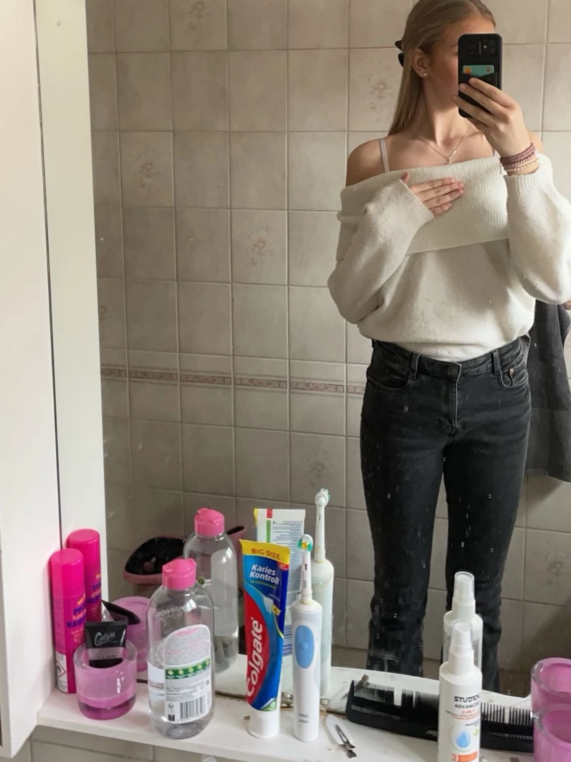 Vit offshoulder stickad tröja