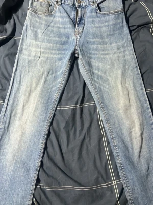 Boss jeans - Säljer mina boss jeans då de inte kommer till användning längre. Jeansen är i bra skick och har inga defekter utöver de som man ser på sista bilden. Storleken är 30/32.