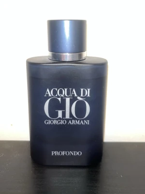 Acqua di Giò Profondo Edp  - Detta är en parfym från giorgio Armani som originellt rymmer 75 ml men nu uppskattar jag att den innehåller 70 ml. 