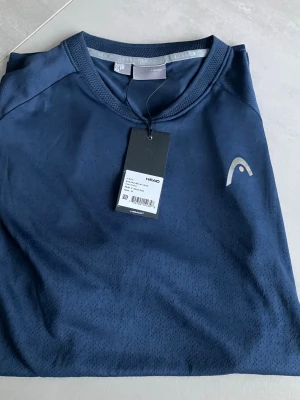 Head padel / tennis / träningströja NY  - Ny oanvänd HEAD PERF T-shirt. Bekväm, lätt, gjort av väldigt andningsbart tyg. Nypris 699,