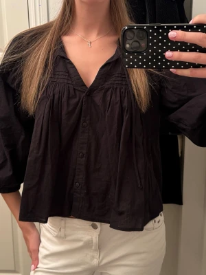 Svart blus med snörning - Svart blus från Gina Tricot med snörning