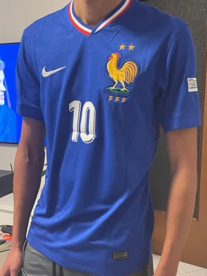 Mbappe X France Tröja - En fin Mbappe tröja i extremt bra skick. Vid funderingar eller frågor så kan ni bara skriva till mig. Tack Mvh 😊