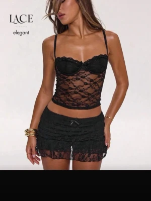 Svart spets topp/lace top🖤 - Elegant svart spetstopp med tunna, justerbara axelband🖤 Korsettliknande design – perfekt som partytopp, utekväll eller lager-på-lager.  ✨Aldrig använd, endast provad I perfekt skick. Kan bäras ensam eller över en topp för en edgy look. Passar fest, festival & kväll.  ✔ Spets ✔ Justerbara band ✔ Sexig & elegant  Snabb affär – billigt pris! 💬Öppen för bud!                                                            Hör av dig vid frågor 🫶🏼
