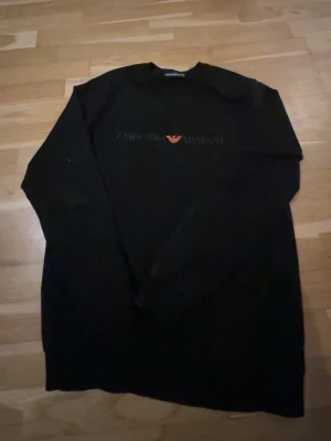 Emporio Armani tröja - En fin Emporia armani tröja med logga på bröstet och armen. Storlek L men passar M jätte bra. 