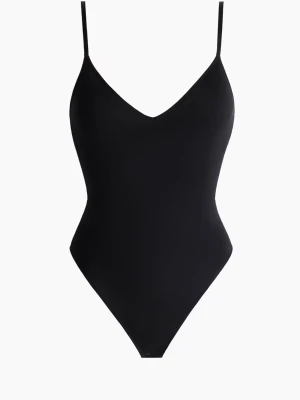 Hm body - Snygg och mycket populär svart body från H&M, nu slutsåld i butik. Bodyn är helt ny, endast provad, och prislappen sitter kvar.  Modellen har justerbara axelband för perfekt passform samt inbyggda vadderade kupor (pads) som enkelt kan tas ut vid behov. Ger ett fint stöd och en smickrande silhuett. Skön, stretchig kvalitet och stringmodell, vilket gör den perfekt både under kläder och som topp till jeans eller kjol. Hör av dig om du har frågor🥰