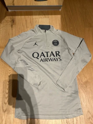 Psg träningtröja  - En snygg psg träningströja perfekt när man ska träna elle spela fotboll. De ä slim fit. Pris kan diskuteras!
