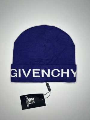 Blå Givenchy mössa - Unik blå Givenchy mössa som passar perfekt till vintern💫 Läs bio innan du köper‼️