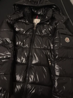 Moncler Maya -  Mycket bra håller dig varm, riktigt snygg passar även till våren