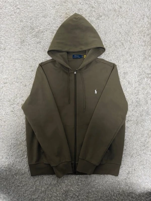 Ralph Lauren Zip Hoodie  - Helt ny Ralph lauren hoddie i färgen mörk grön, en mycket fin färg som passar många outfits. Tröjan är bara provad alltså inte använd.