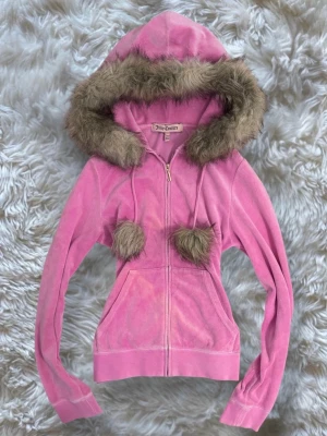 rare vintage juicy couture fur zip up hoodie - original fuskpäls väldigt sällsynt juicy tröja  bild 3 är exempel! säljs billigt pga defekterna som syns på bilderna passar S och M 