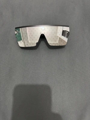 LV solglasögon  - Tjena folket🫡 Här ser du ett par splitter nya solglasögon från Lv, De passar nu perfekt inför sommaren men även våren kolla in vår profil för flera modeller🔥