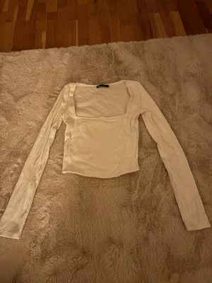 Kort fest topp - Säljer en fest topp som är långärmad, öppen mage och har öppet därframme❣️nästan aldrig andvänt