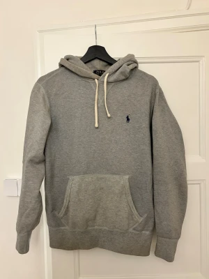 Ralph Lauren hoodie grå - Säljer en fin Ralph Lauren hoodie. Storlek XS. Bra skick. Nypris 2000kr.