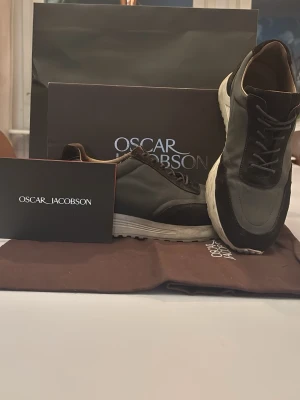 Oscar Jacobsson Skor - Hej! Säljer ett par Oscar Jacobsson skor i mycket fint skick! Skorna är väldigt lika loro piana och Brunello cuncinuelli dojor men till ett bättre pris. Skorna har inga defekter och allt og ingår Inkl kvitto! Om du har fler frågor så hör av dig! Mvh JacobsCloset 