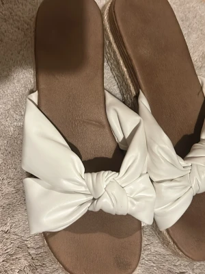 Tofflor - Använda 3-4 gånger. Storlek 39, passar 40.