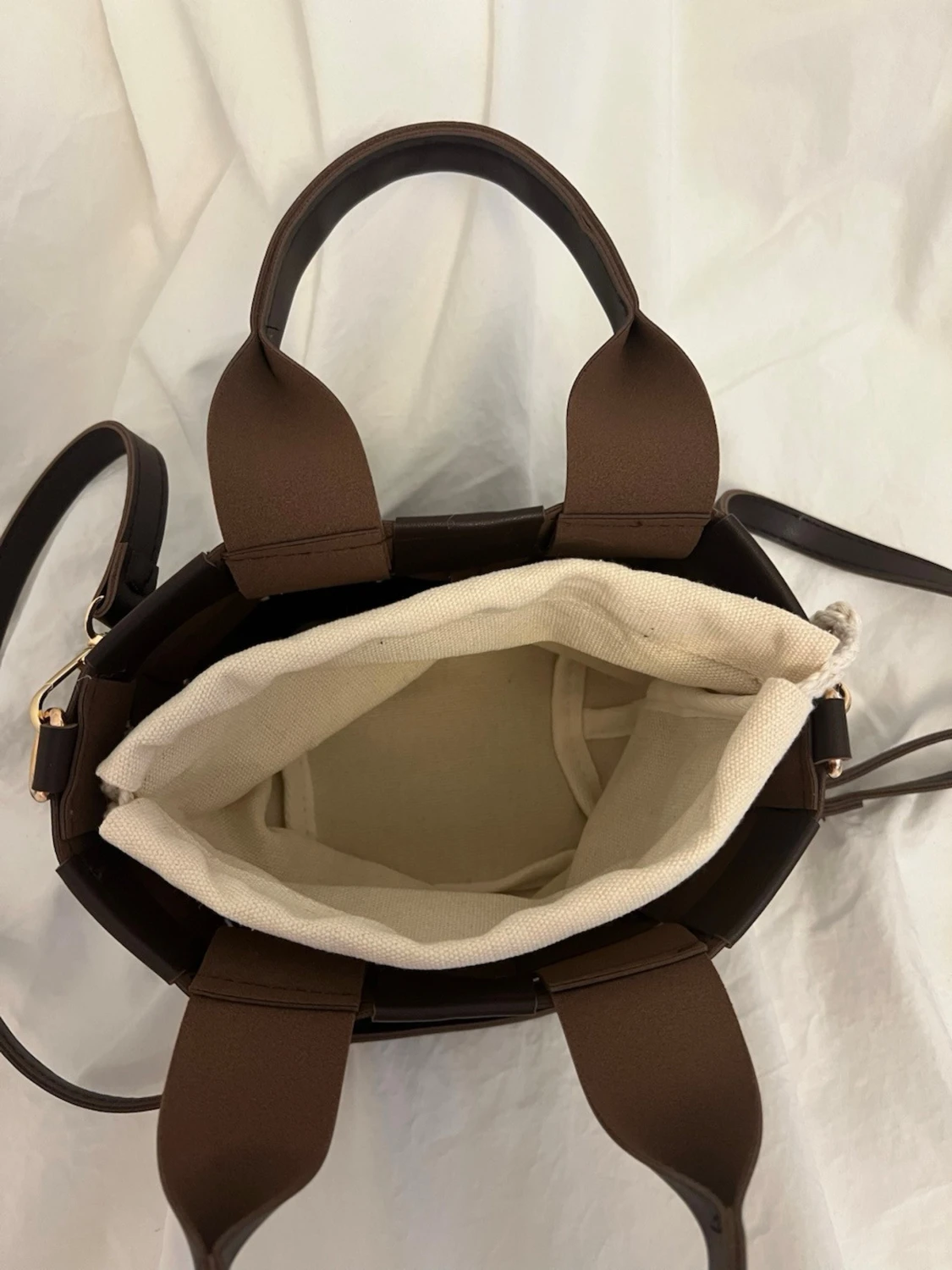 Brun flätad axelväska med canvaspåse - 1