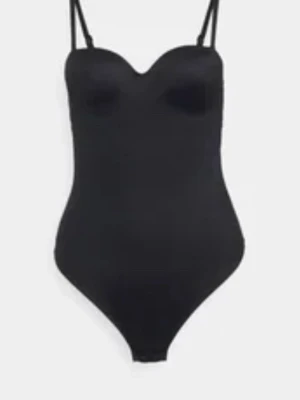 Svart body eftertraktad - Säljer en svart body med tunna justerbara axelband och formade kupor. Sitter tight och har en snygg, enkel design som passar perfekt till jeans eller kjol. Materialet känns mjukt och följsamt mot kroppen.