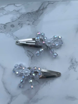 Y2k Rosett hårklämmor - Handgjorda hårklämmor med pärlor 🥰kommer i fin packning och med en liten gåva