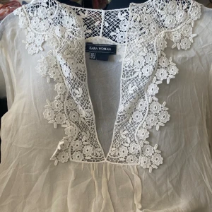 Vintage topp Zara Y2K 2000s - Detta är nog den snyggaste Zara toppen ever!!! Toppen är vintage 2000s. 100% siden och spets broderier. Djup V ringad! Finns inte att få tag i så verkligen en unik Zara raritet!🫶😍🔥