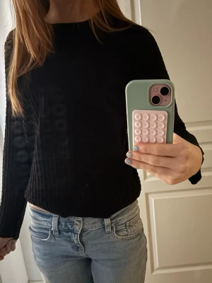 Svart  långärmad tröja - ‼️PRIS KAN DISKUTERAS‼️ Säljer en svart långärmad tröja med snyggt mönster. Tröjan har rund halsringning och en lite loose passform, perfekt till jeans. Materialet är mjukt och bekvämt mot huden. Storleken är M men jag som använder S tycker att den sitter bra på mig också! 