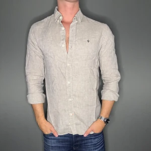 Morris linne skjorta - Hej säljer nu min fina Morris linne skjorta i storlek S. Den är i nyskick och kommer vara otroligt snygg nu i vår. Nypris cirka 2000kr!