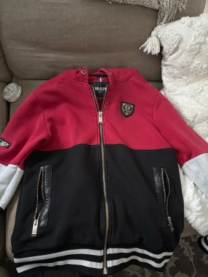 Luvtröja från horspist  - Säljer nu min horspist tröja då jag ej använder den längre, den är 100% äkta kostar ungefär 3-4tusen kronor ny, perfekt till dig om du vill gå i nån snygg och exklusiv tröja, passar bra till svarta jeans eller vilken färg som helst 