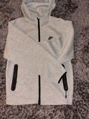 Nike tech  - Lite breda armar. 