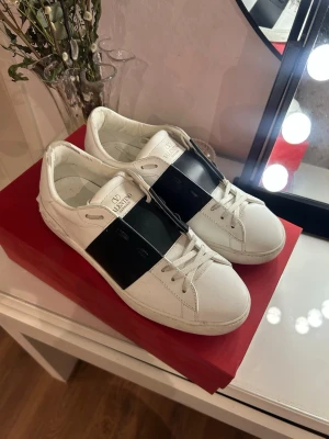 Valentino skor - Använda 10 gånger max så i nyskick! Dustbag, orderbekräftelse, låda mm för att visa äktheten finns! 