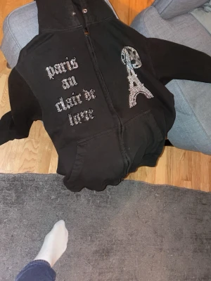 Blinglucid - En blinglucid zip hoodie en perfekt hoodie som passar till allt. Använder inte så mycket men en hoodie som kan skapa en lite schysstare outfit.