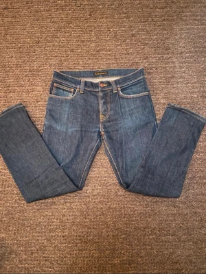 Nudie Jeans - Blå Nudie jeans. Dom är i storleken 32,32 men är väldigt små i storleken så rekommenderar för personer med typ 30/30! Bra kvalité o inga skador. Skriv om du undrar något!