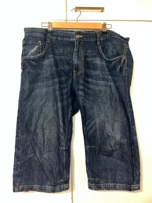 Shortsit XXL - Siniset farkkushortsit. Edessä ja takana taskut. Koko XXL. Vyötärön leveys n 50cm, haara-lahje n 47cm. Eläintalous MMM, lisätietoja saa kysymällä Katsothan myös muut ilmoitukseni Tarjoa 