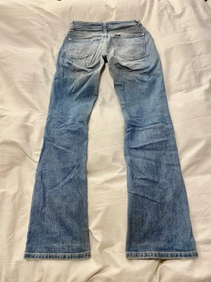 Lee jeans - Säljer dessa favorit Lee jeans som tyvärr är för små för mig nu, dom är i väldigt bra skick och har inga större skador🤍 perfekt för sig som är lång!🩷🩷   Mått: Innerbenslängd 86cm Midjemått 37cm
