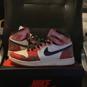 Air Jordan 1 Next chapter - Tjenare, jag säljer dessa Jordan 1 skorna.  De är använda några gånger. Nyinköpta för 2300 kr. jag säljer dessa skor för att de växte ur mig. skick skulle jag säga är (7/10) DM:a ifall ni vill ha fler bilder eller är intresserade! Har dock inte kvar låda 🗃️ 