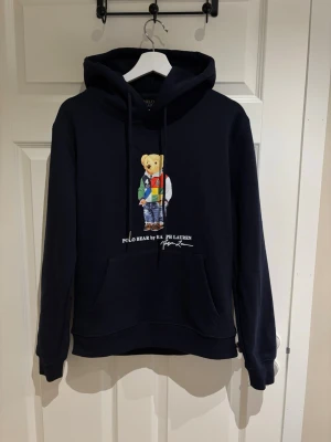 Ralf lauren hoodie  - Stilren hoodie från Ralf lauren, helt nytt skick, passar perfekt inför våren! Hör av dig vid frågor!