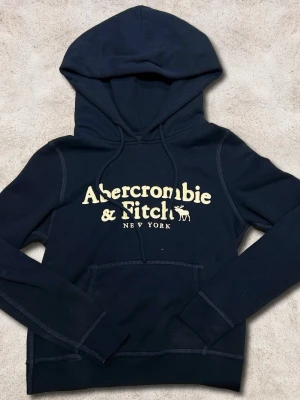 Abercrombie & fitch hoodie S - En snygg tröja från abercrombie & fitch. 8.5/10 skick. Storlek xs-s. 😀