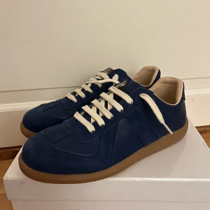 Maison margiela GATs - Riktigt schyssta blåa gats i storlek 43, dom är aldrig använda och låda fås med. Vid frågor eller funderingar är det bara att höra av sig!