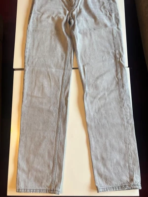 Grå raka jeans - Säljer ett par grå jeans med raka ben. Säljer för att de är för små till mig! Köpa för ca 3 år sen men fin kvalitet. Lite slitningar man ser på bilderna.
