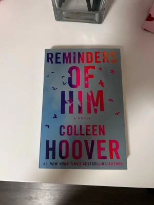 Reminders of him - Colleen Hoover - En pocket bok, populär novel på book tok på engelska. Omslaget är helt och ryggen är inte skadad inga rivna eller vikta sidor. Pris kan diskuteras