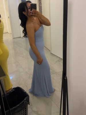 Ljusblå oh polly  - Supersnygg ljusblå klänning från oh polly! Endast använt klänningen 1 gång och den är som ny. Jag har tagit bort cirka 10cm från släpet som man kan se på bilderna. Jag är 165cm lång och bär cirka 7cm klackar. Storleken är 8 och motsvarar S/36