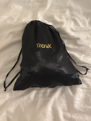 Styling hårfön  -  stylingverktyg för hår från TravX med flera utbytbara borsthuvuden och tillbehör, samt en svart påse till. 