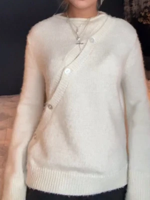 Vit stickad kofta med knappar - Säljer min eftertraktade topp från Na-kd som ej säljs längre. Är som ny i kvalitet. Köpt för 400kr 🤍