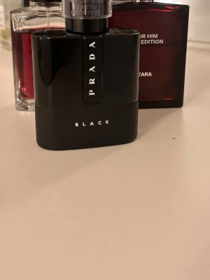 Prada Black Edp herrparfym 50ml - Stilren och modern herrparfym från Prada i svart flaska. Perfekt för dig som vill ha en exklusiv touch i din doftgarderob. Snygg design som passar alla tillfällen. 50m och 90% som kvar.