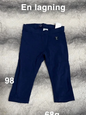 Mörkblå leggings Polarn O. Pyret stl 98 - Mörkblå leggings från Polarn O. Pyret. Klassisk rak modell med knapp i midjan och liten logga framtill. Perfekta för lek och vardag, sköna att röra sig i.🌸 En lagning. Ej hellånga Storlek 98