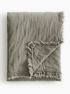 Grått överkast med fransar i linne - Säljer ett stilrent grått överkast i linne med diskret rutmönster och snygga fransar längs kanterna. Perfekt för att ge sovrummet en chill vibe och extra textur. Överkastet har en mjuk känsla och en naturlig look. Säljer även två tillhörande örngott till kuddar. Köptes i februari förra året. Skicka ett meddelande om du vill ha fler bilder 🌸